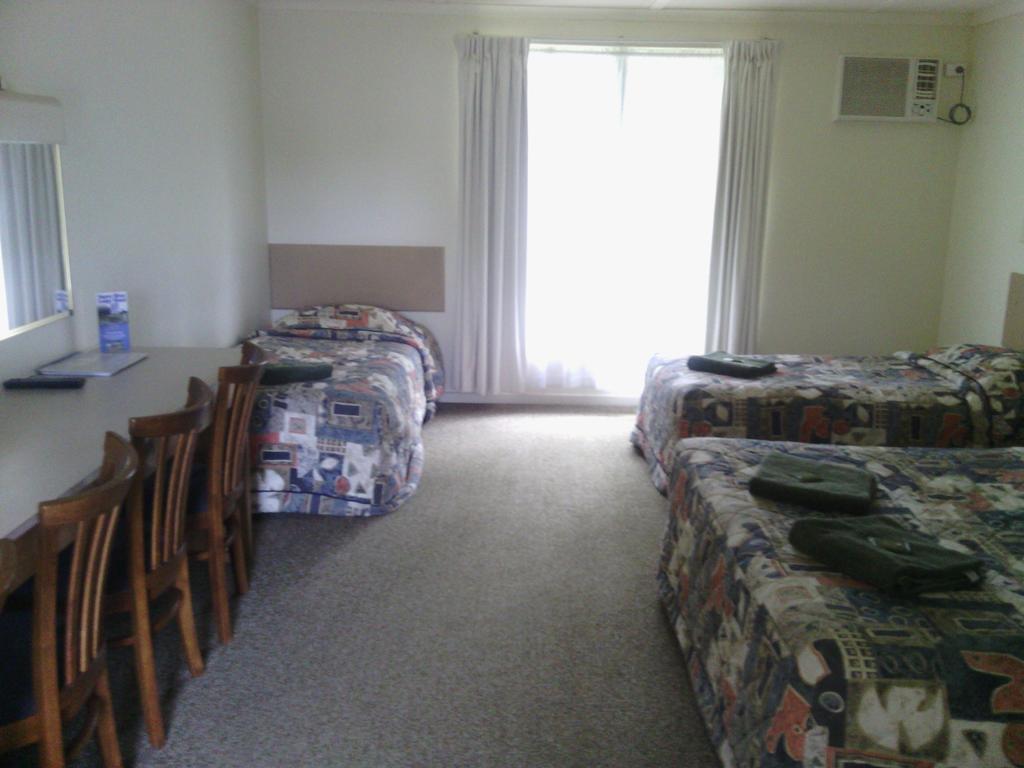 אורבוסט Snowy River Lodge Motel חדר תמונה