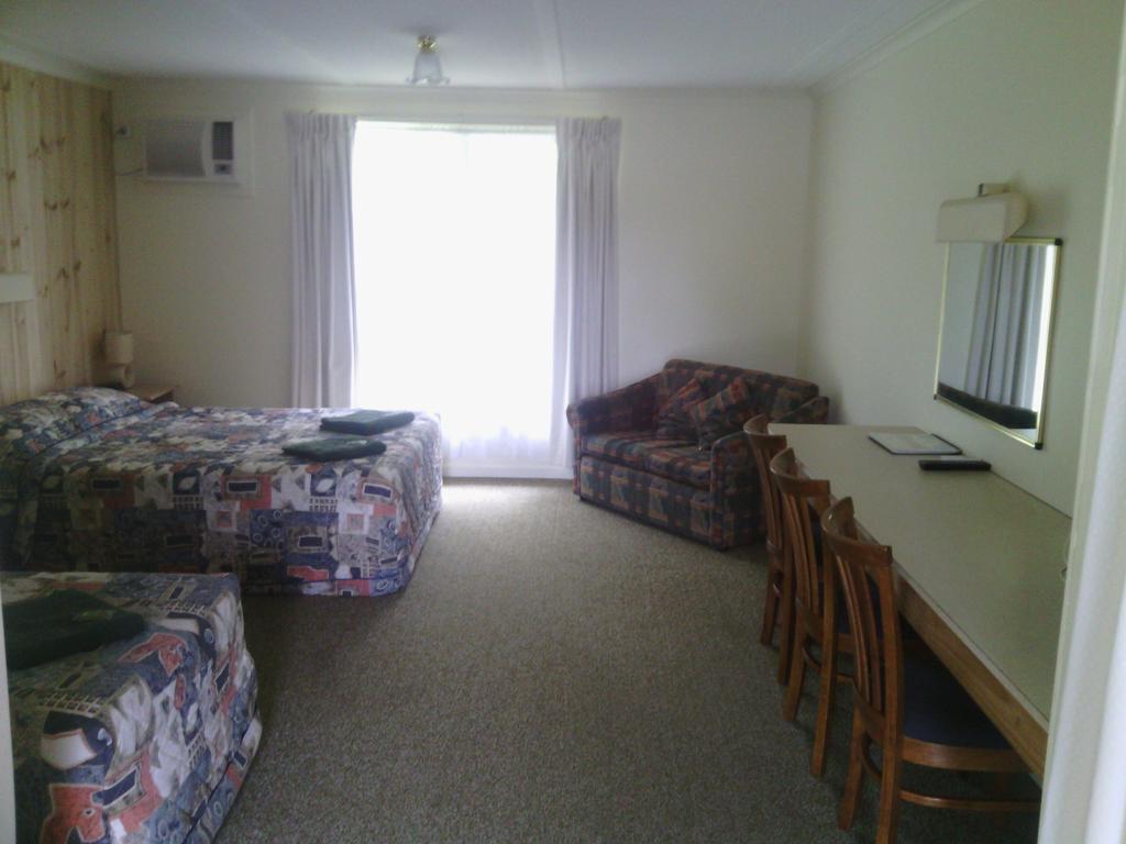 אורבוסט Snowy River Lodge Motel חדר תמונה