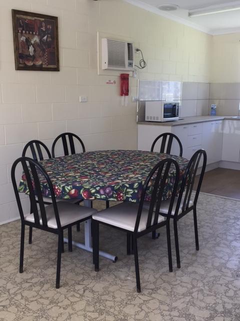 אורבוסט Snowy River Lodge Motel מראה חיצוני תמונה
